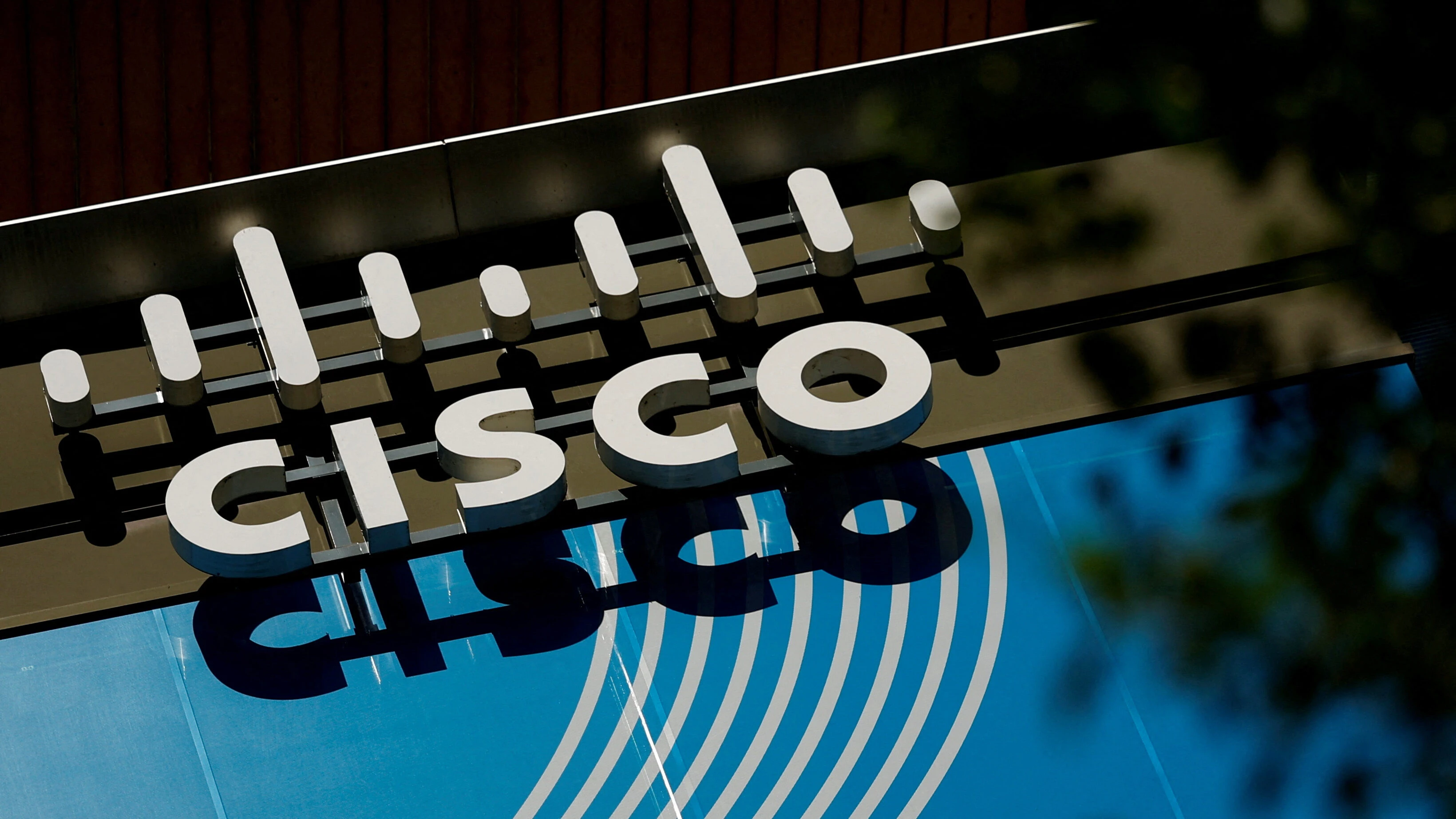 Выручка Cisco снижалась в течение года, но в текущем квартале, по прогнозу компании, она вырастет за счет отложенных заказов корпоративных клиентов / Фото: Reuters/Sarah Meyssonnier