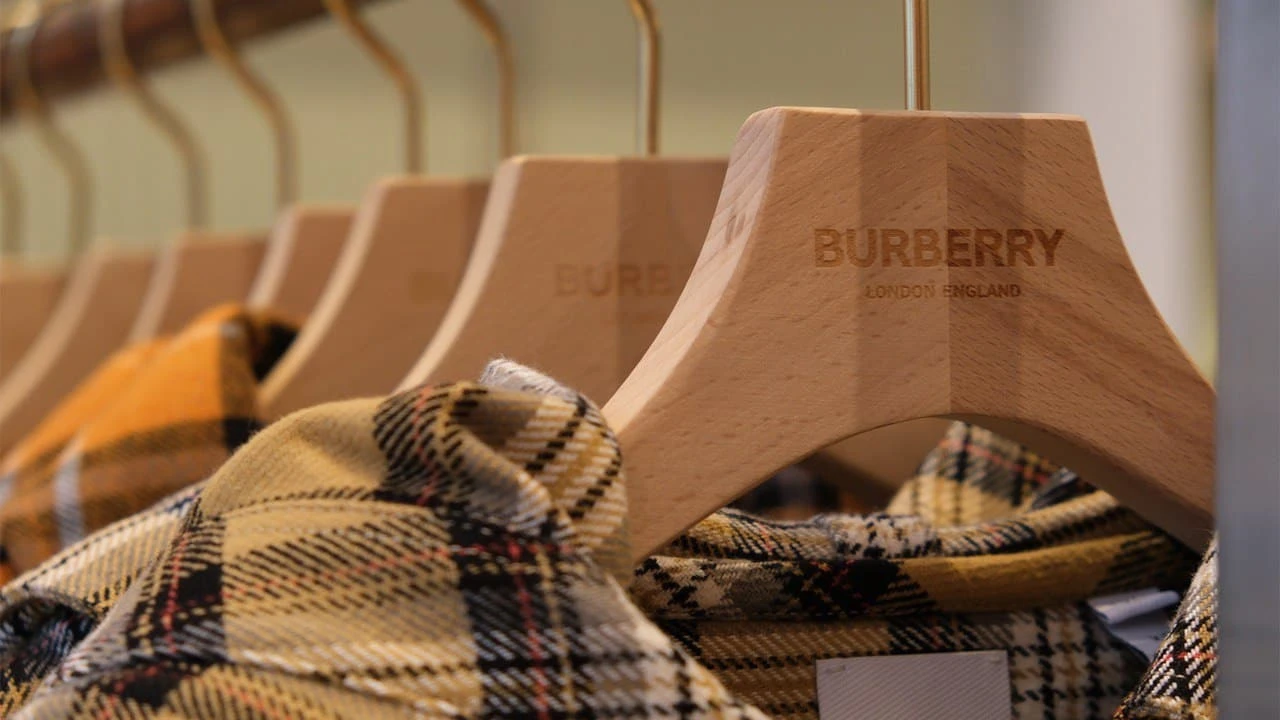 Продажи Burberry обвалились на 20% в первом полугодии, но новая стратегия призвана исправить это /Фото: Shutterstock