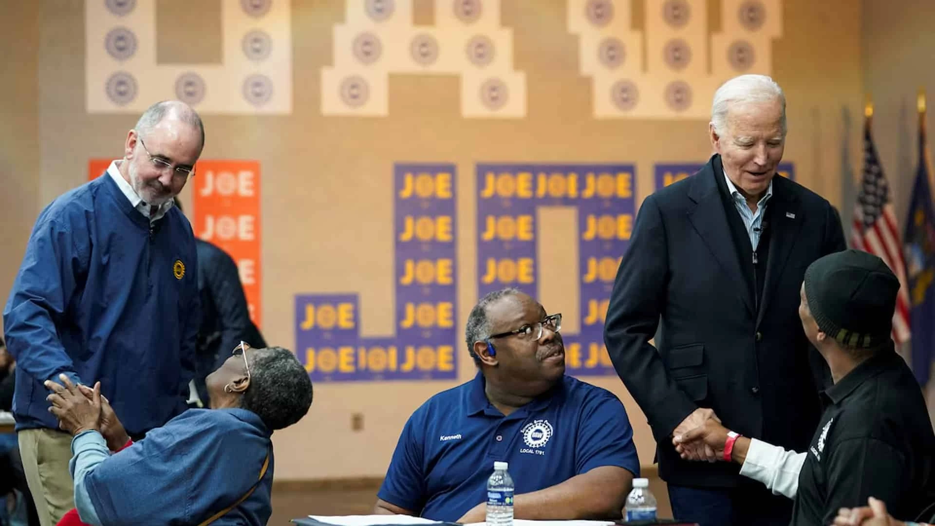 На фото — президент США Джо Байден встречается с работниками американского автопрома. Демократическая партия проиграла на выборах в США, потому что лишилась поддержки рабочих. Фото: REUTERS/Kevin Lamarque