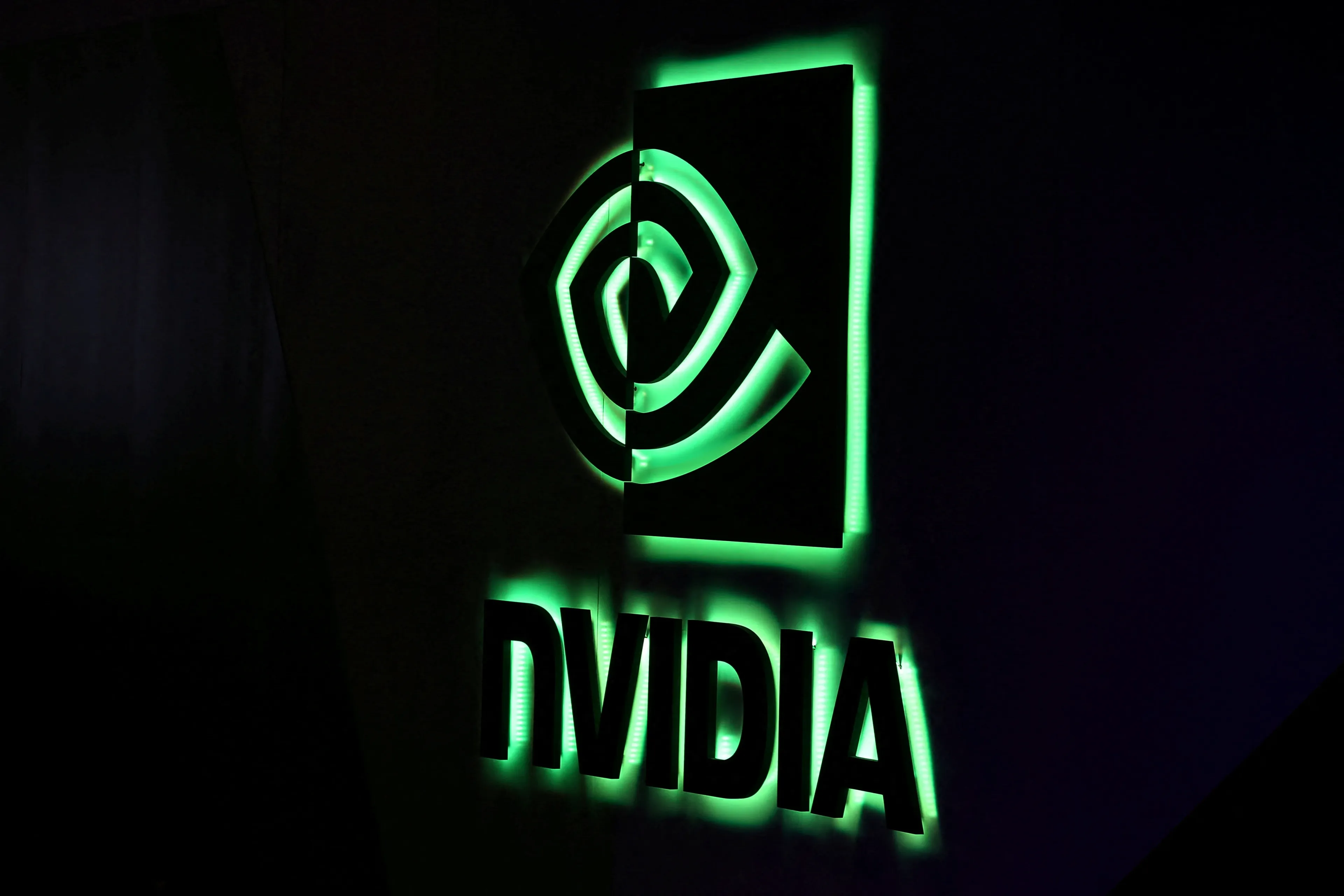 Nvidia столкнулась с перегревом ИИ-чипов Blackwell, чей выпуск ей уже приходилось переносить / Фото: Reuters/Mike Blake