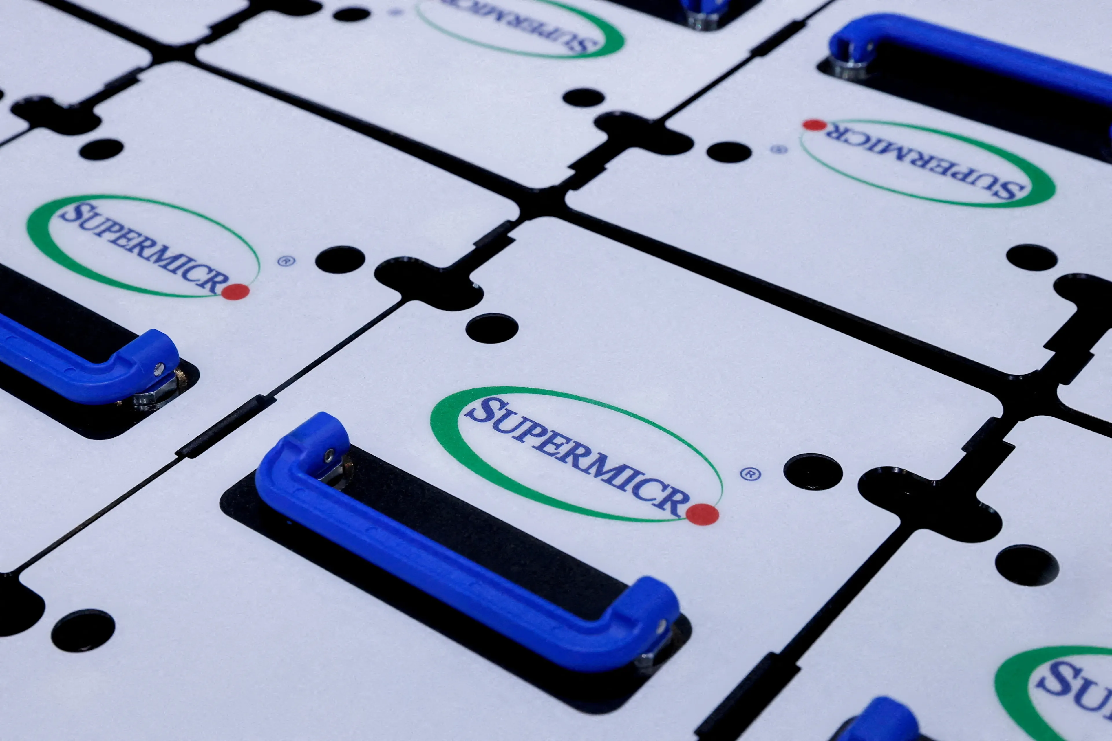 Supermicro подорожала больше чем в 20 раз благодаря ИИ-буму, но теперь рискует вылететь с биржи Nasdaq / Фото: Reuters/Ann Wang