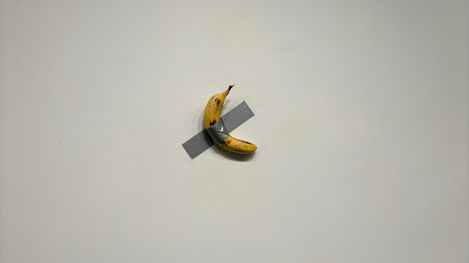 Так выглядит работа итальянского художника Маурицио Каттелана, проданная на аукционе Sotheby’s за $6,2 млн. Фото: shutterstock