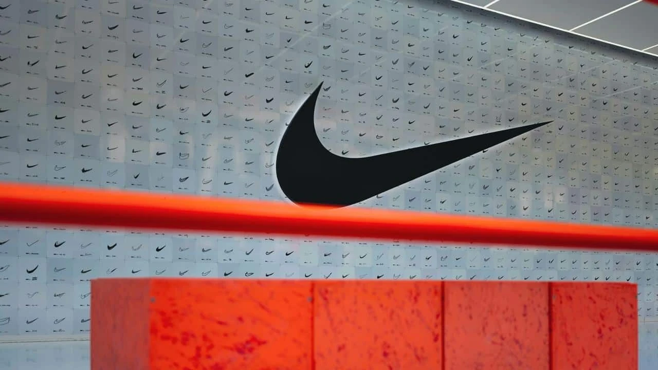 Needham прогнозирует рост акций Nike еще на 12%/ Фото: Unsplash / Declan Sun