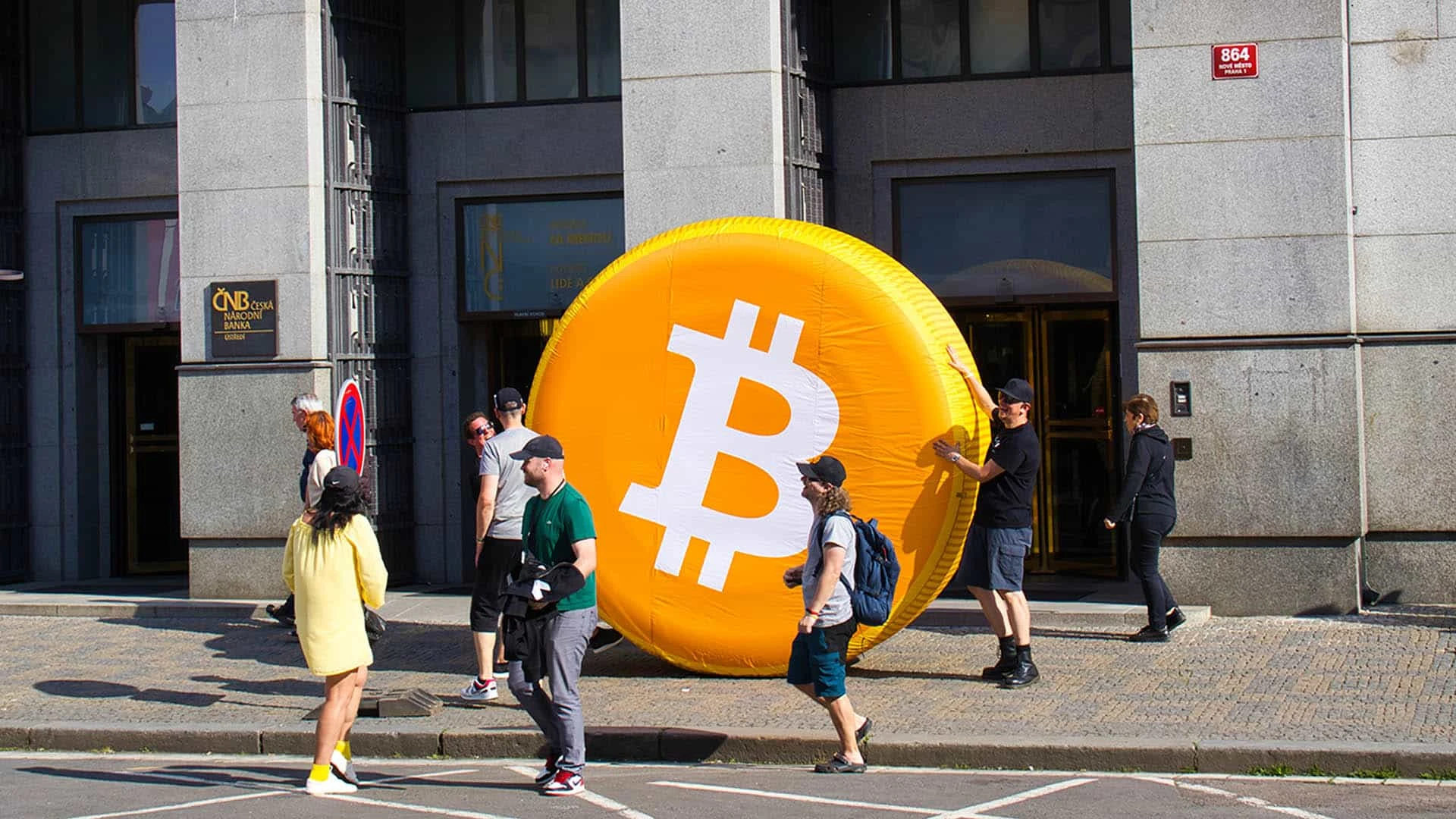 Данные букмекеров предполагают 64%-ную вероятность биткоина по $100 тыс. к концу ноября / Фото: Shutterstock