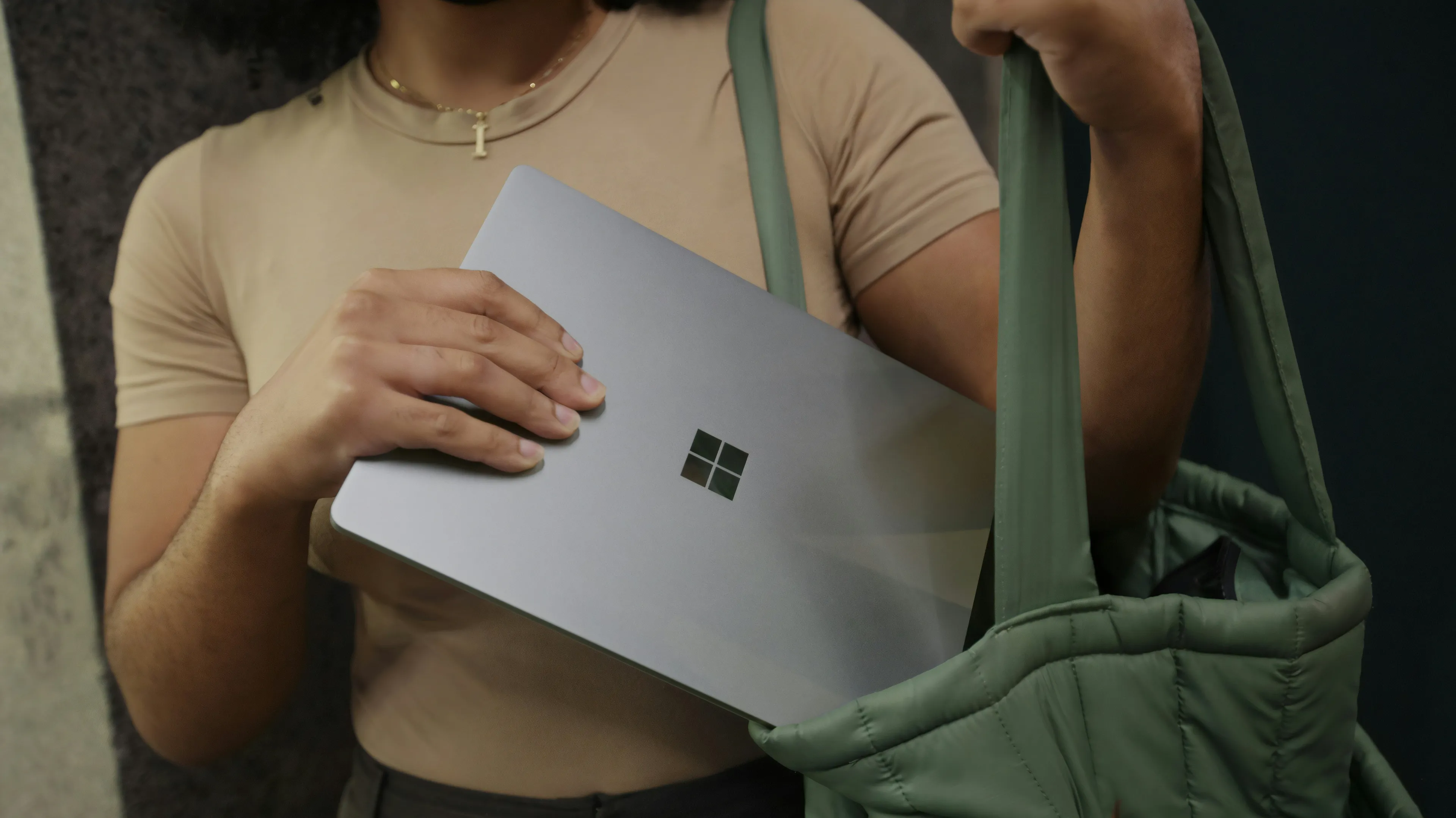 Спустя 25 лет власти США вернулись к изучению практик Microsoft по навязыванию пользователям своих продуктов / Фото: Unsplash/Surface