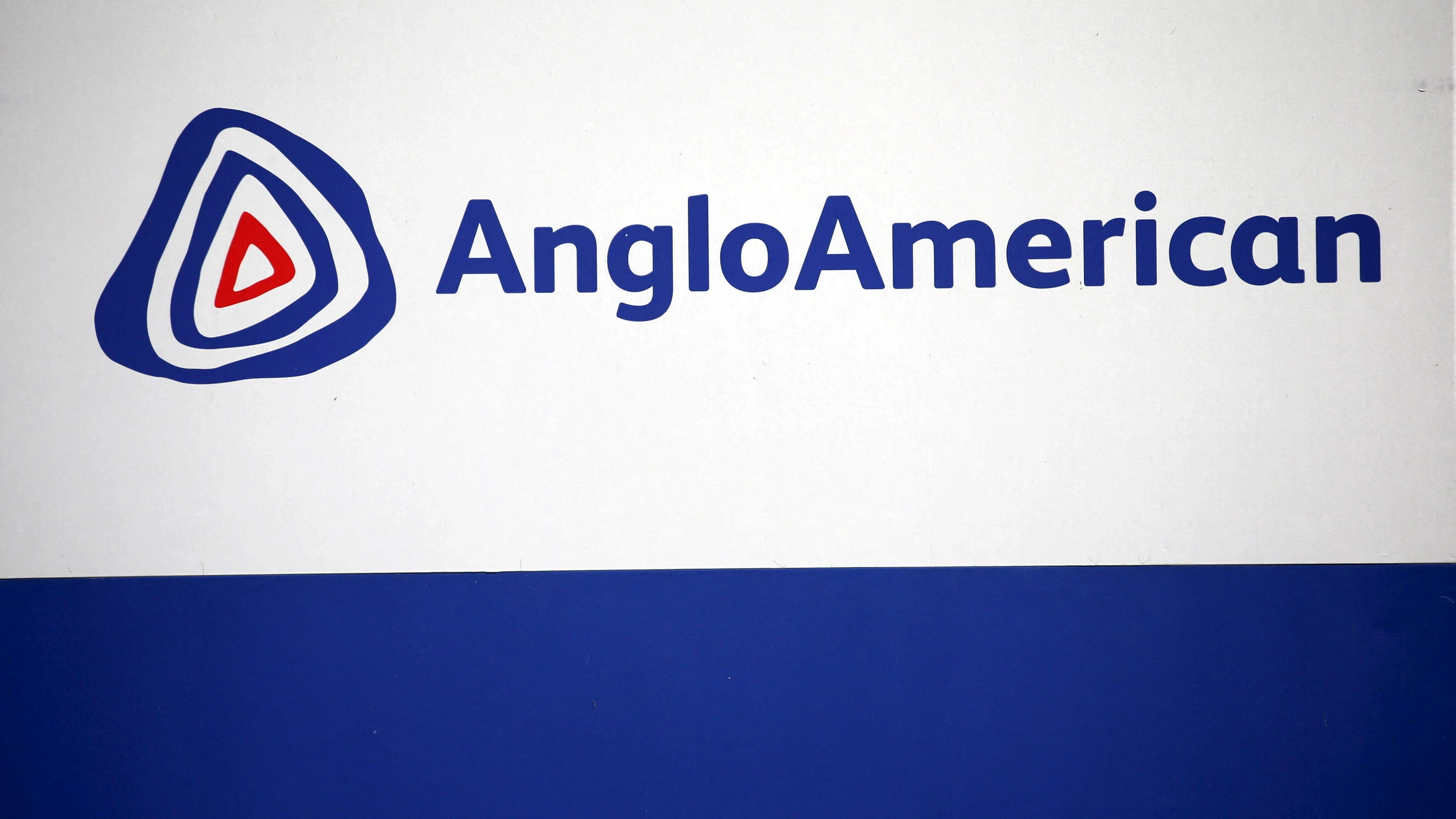 Jefferies повысил рейтинг и таргет акций горнодобывающей корпорации Anglo American, поскольку реструктуризация компании близка к завершению / Фото: Reuters/Siphiwe Sibeko