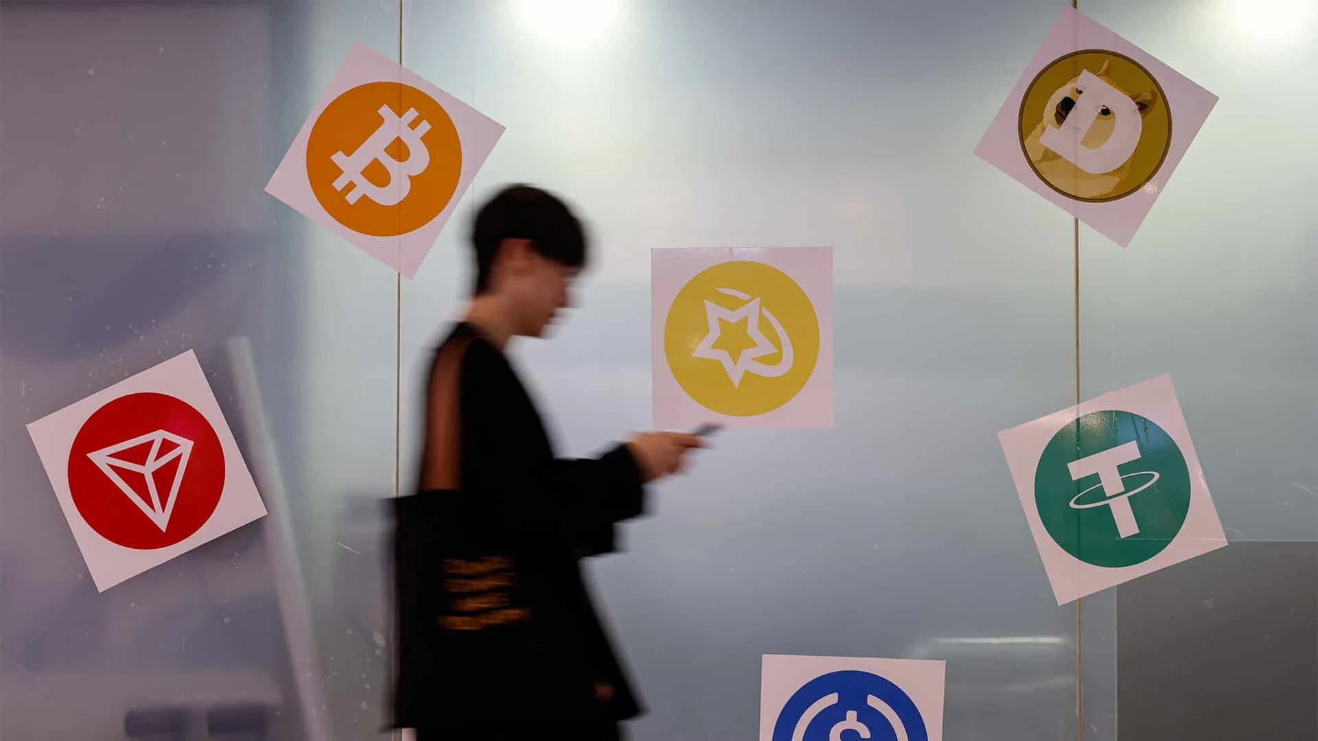 Биткоин подорожал с $16 тыс. до $100 тыс. за два года благодаря запуску биткоин-ETF и надеждам на Дональда Трампа / Фото: REUTERS /Tyrone Siu