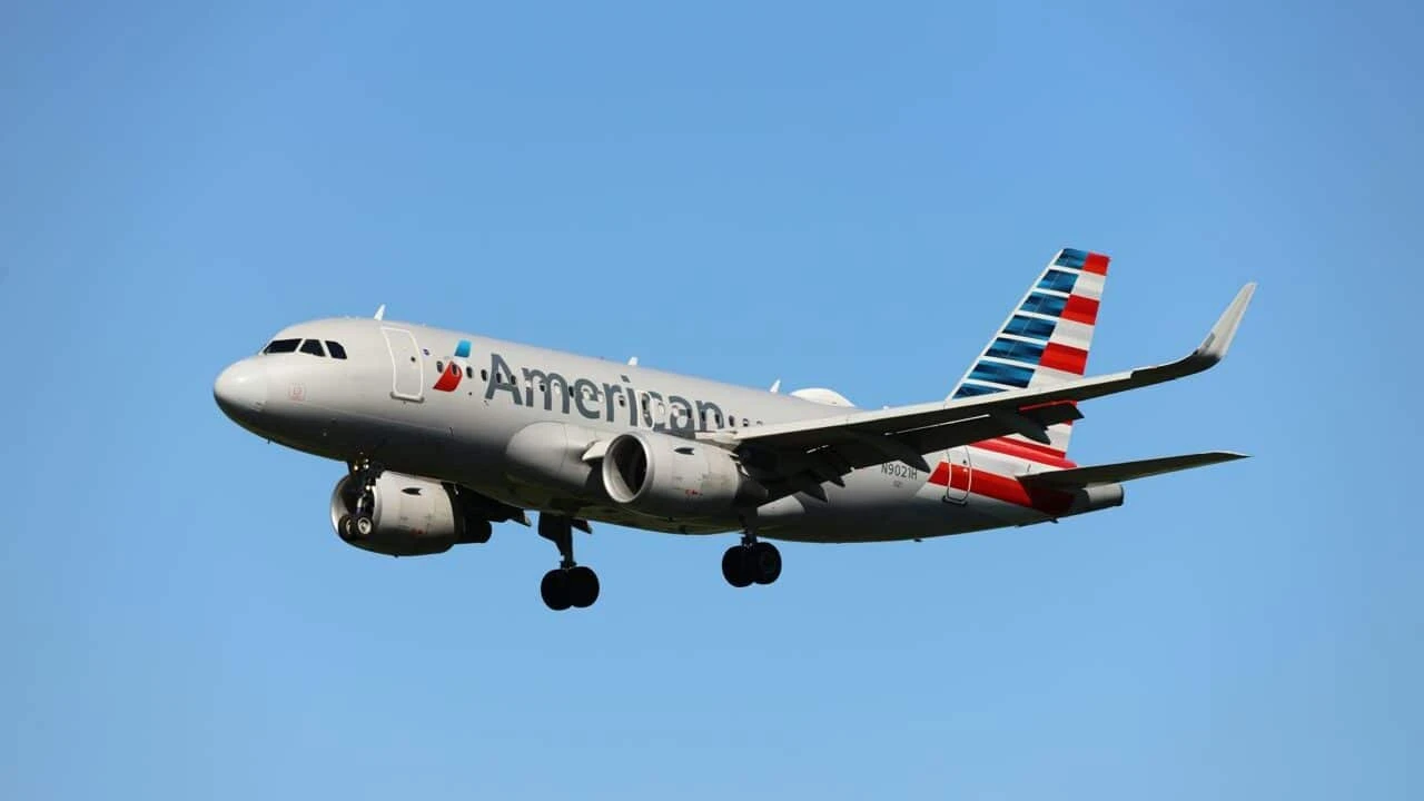Повышение прогноза по прибыли American Airlines указывает на высокий спрос на поездки в праздничный период / Фото: Unsplash/Forsaken Films