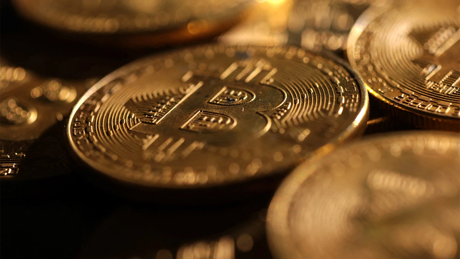 На этой неделе стоимость биткоина впервые превысила $100 тысяч, это долгожданное событие для криптосообщества. REUTERS/Dado Ruvic