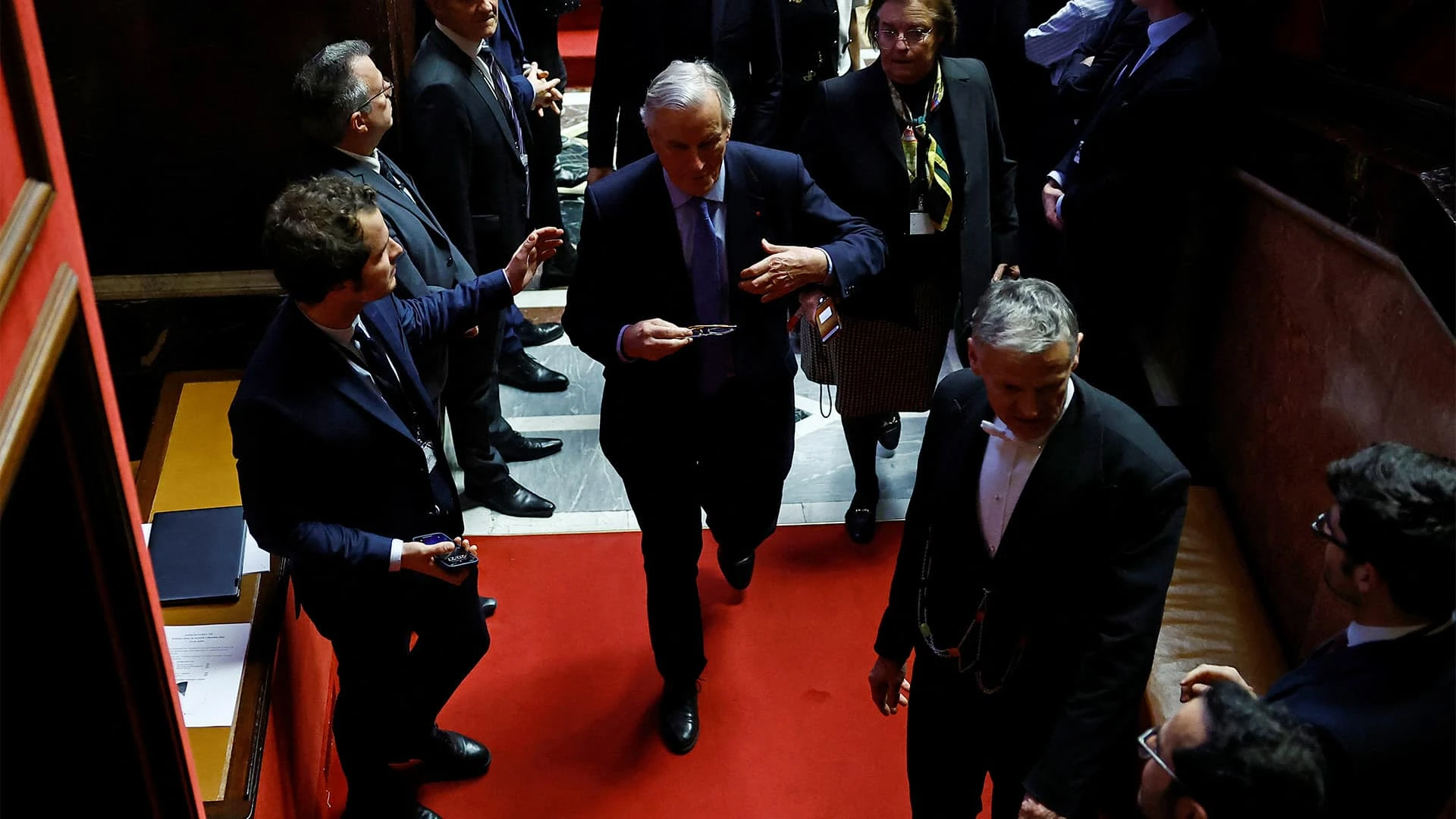 Премьер-министр Франции Мишель Барнье покидает зал после голосования по вотуму недоверия правительству / Фото: REUTERS /Sarah Meyssonnier