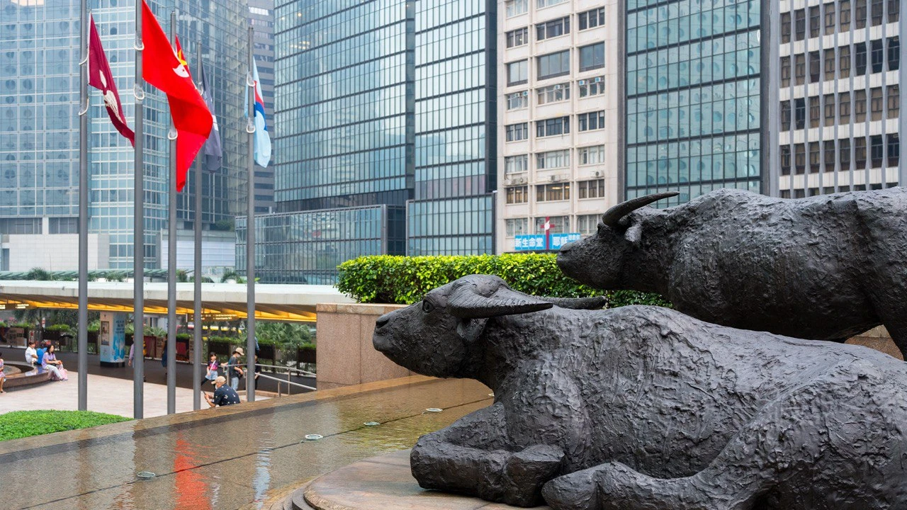 Рынок акций в Гонконге отреагировал ростом на новые обещания правительства КНР поддержать экономику страны / Фото: Shutterstock