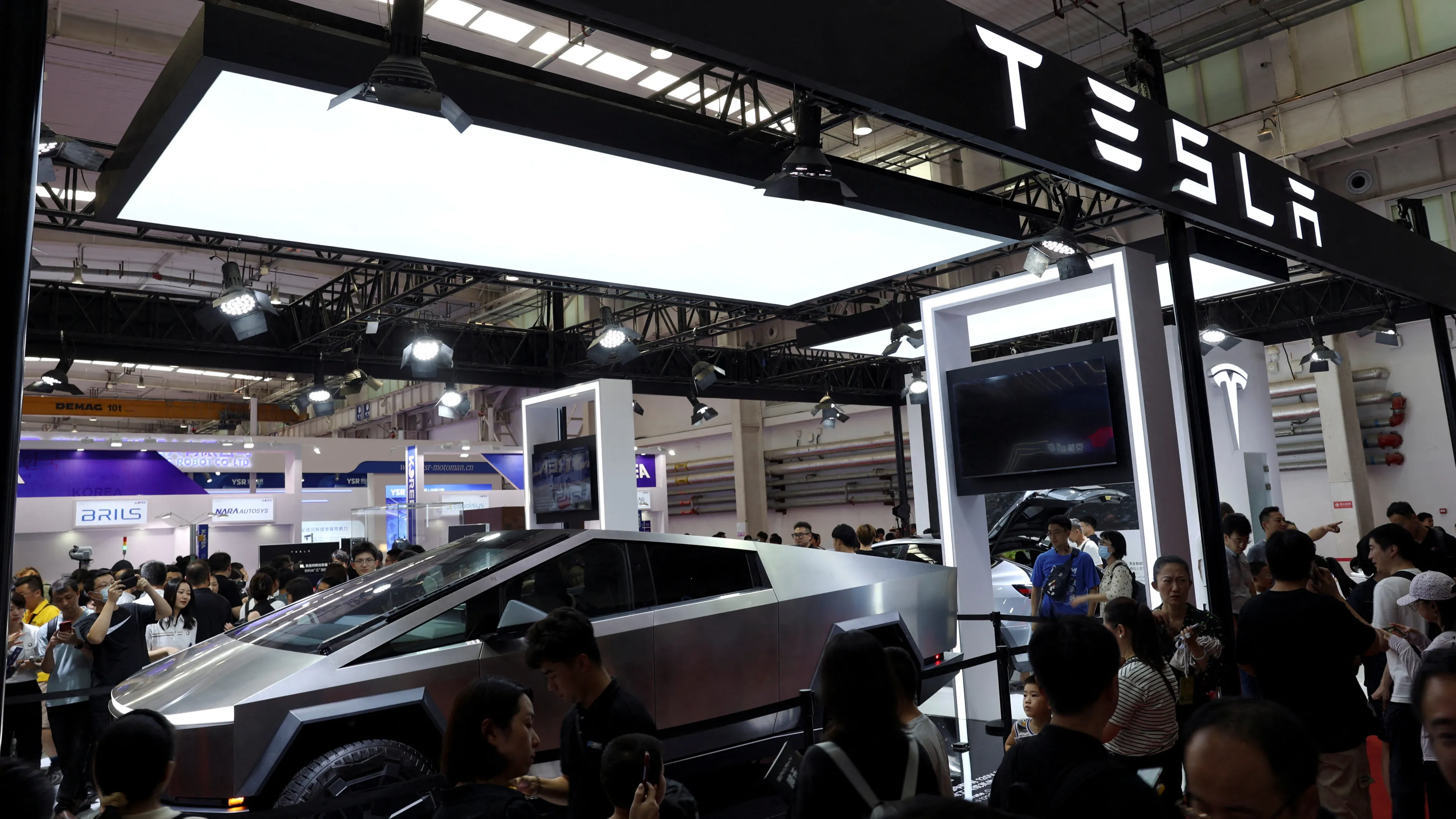 Deutsche Bank назвал акции Tesla одним из лучших выборов на 2025 год, порекомендовав их по цене ниже текущей на 5% / Фото: Reuters /Florence Lo