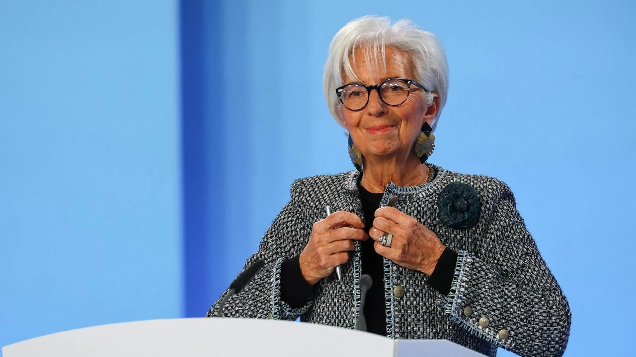 Глава ЕЦБ Кристин Лагард сдержанно ответила на вопрос о будущих снижениях ставок / Фото: Reuters/Kai Pfaffenbach