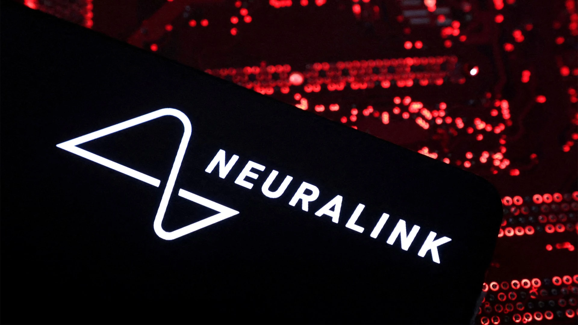 Цель Neuralink – помочь парализованным людям управлять цифровыми устройствами силой мысли / Фото: Reuters/Dado Ruvic