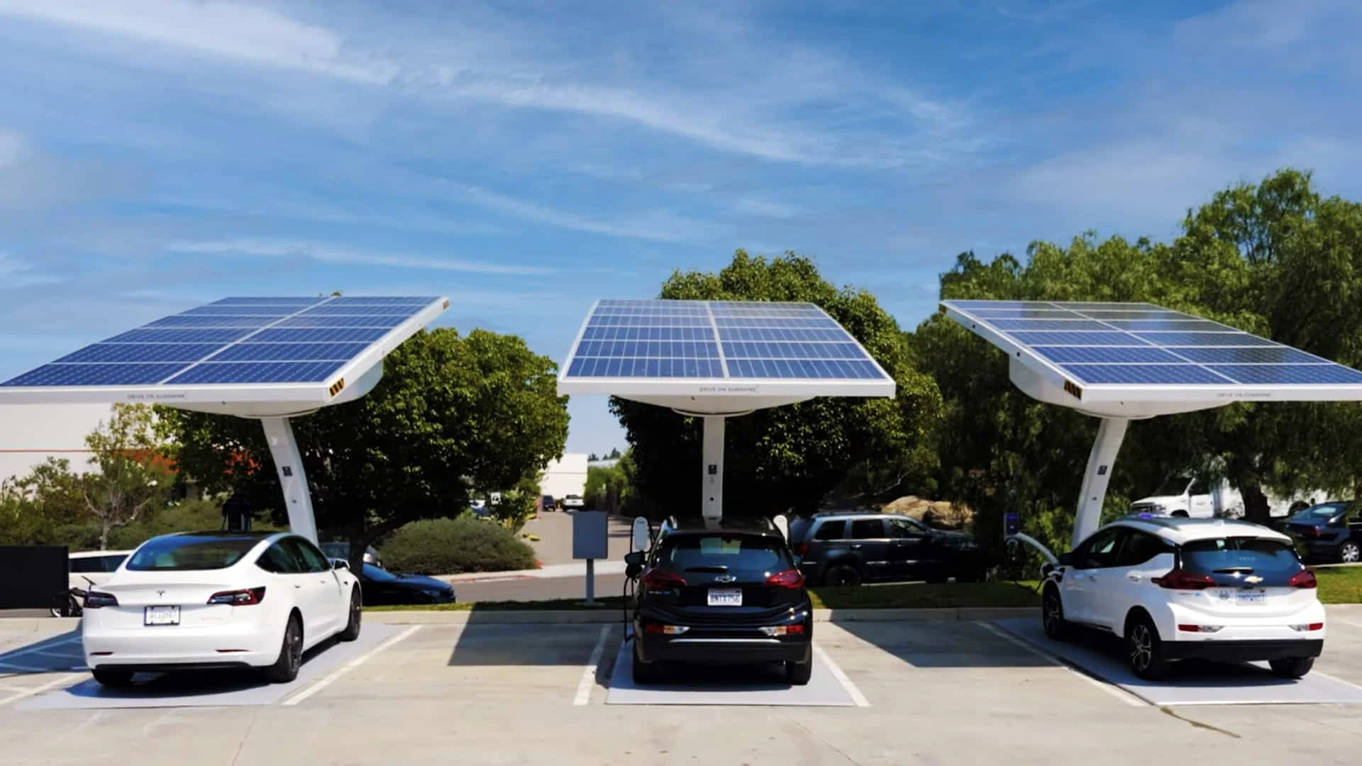 Среди преимуществ своих установок для зарядки авто Beam называет компактность и независимость от проводов / Фото: beamforall.com