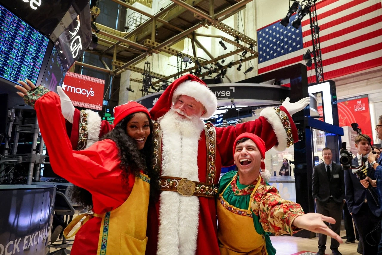 Сезонное ралли Санта-Клауса традиционно происходит в последние пять торговых дней года и первые два в январе / Фото: Reuters/Brendan McDermid