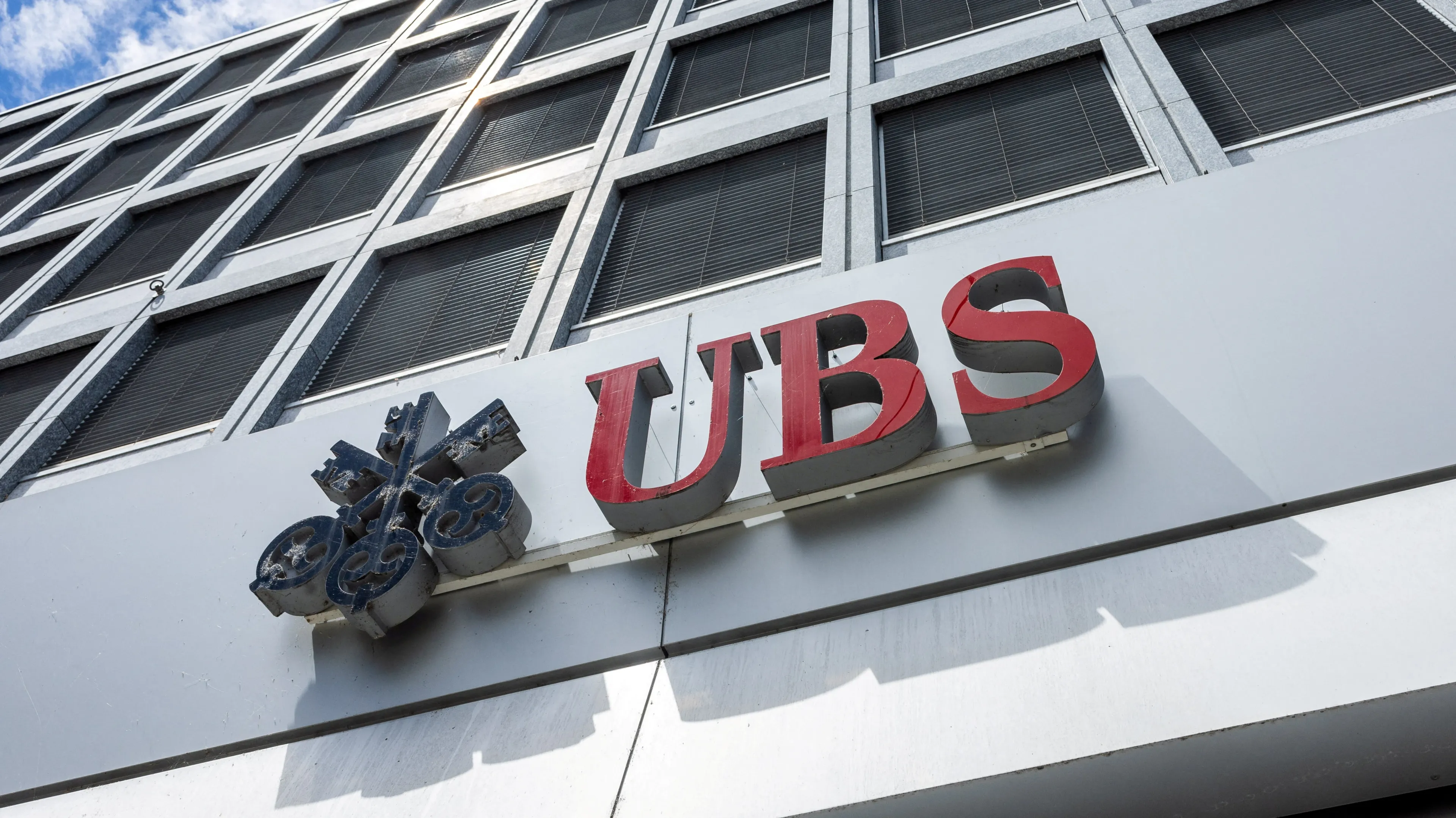 UBS близок к урегулированию дела о выплате штрафов приобретенного им банка Credit Suisse Минюсту США / Фото: Reuters/Denis Balibouse