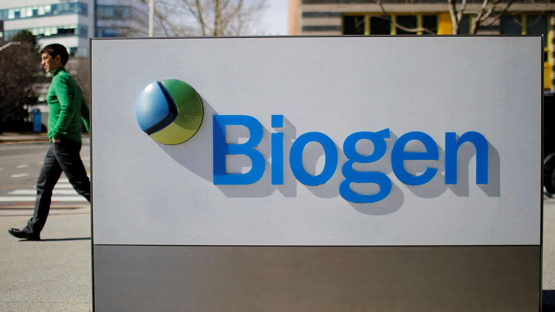 Biogen за последний год потеряла более  40% рыночной стоимости после провала препарата Aduhelm от болезни Альцгеймера / Фото: REUTERS/Brian Snyder