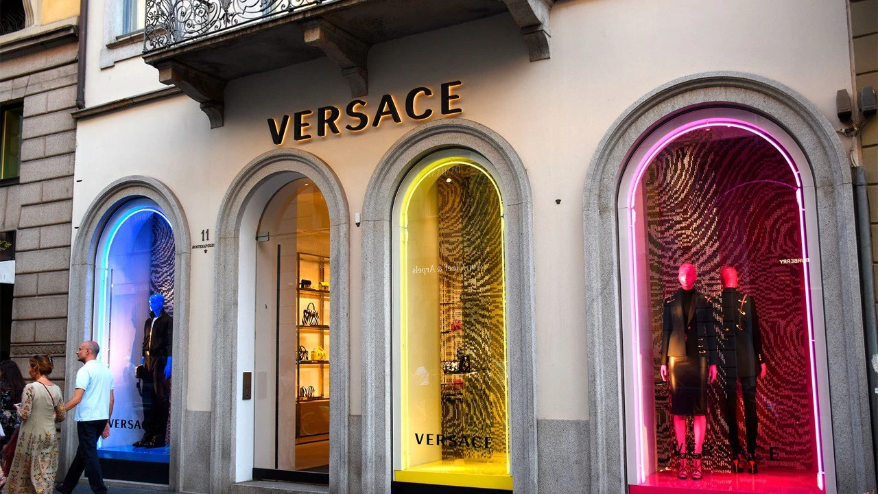 Prada изучает возможность покупки бренда Versace, написала газета Il Sole 24 Ore / Фото: Shutterstock