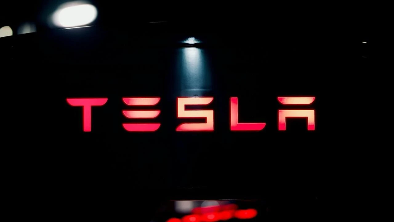 Wells Fargo прогнозирует акциям Tesla падение почти на 70%/ Фото: Unsplash/ Prometheus