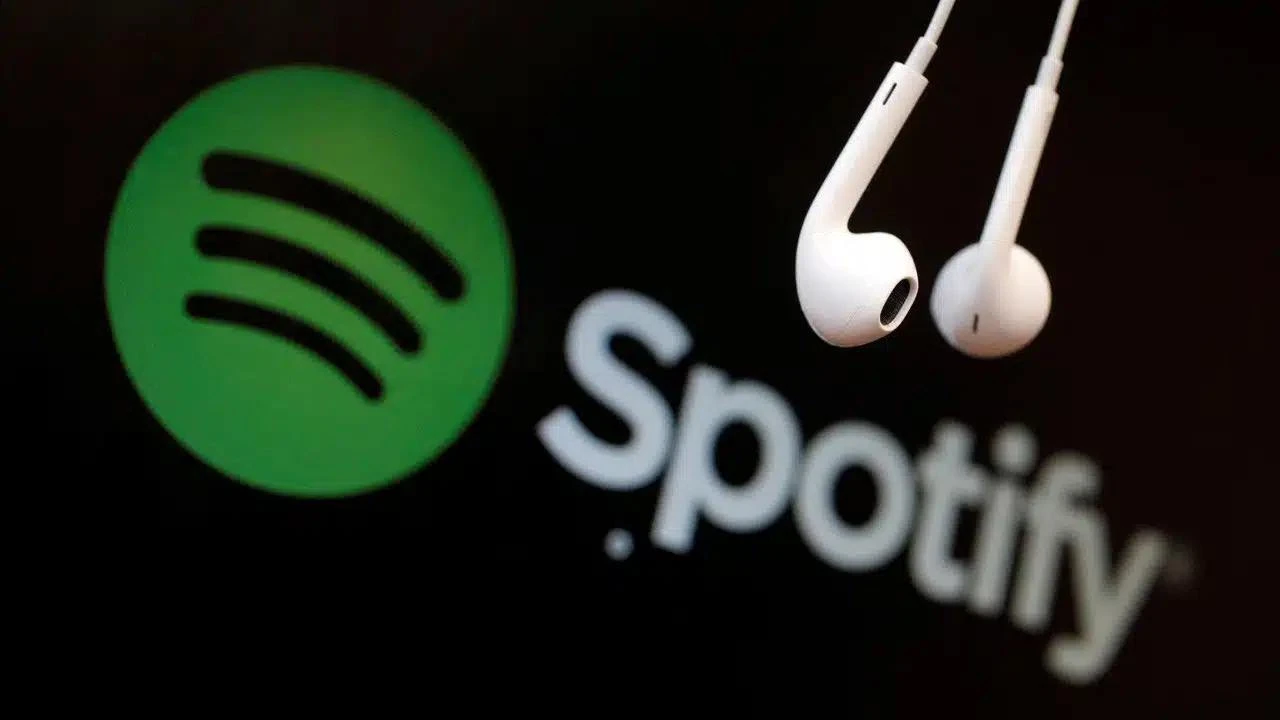 Акции Spotify подскочили почти на 6% на фоне повышения целевой цены от инвестбанка UBS / Фото: Reuters/Christian Hartmann