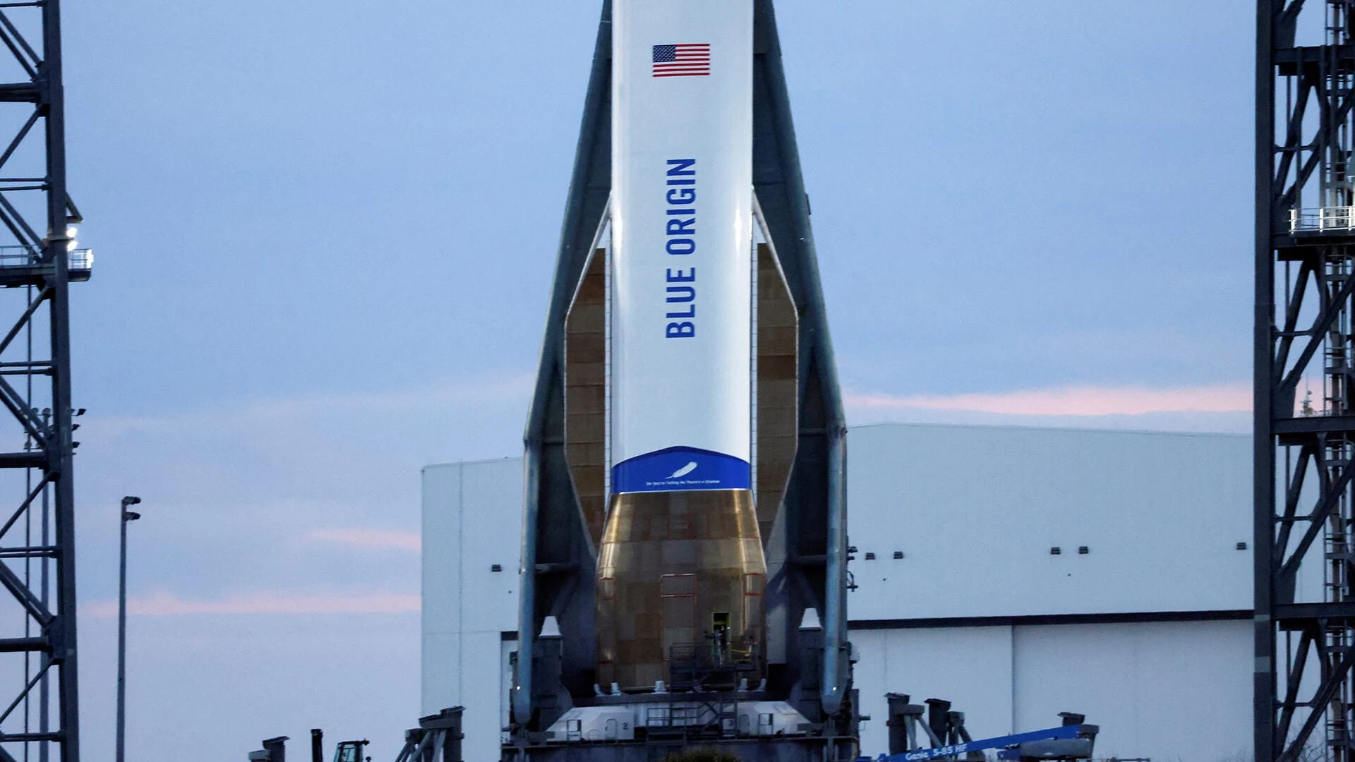 Blue Origin смогла успешно вывести грузовую ракету на орбиту с первой же попытки / Фото: Reuters/Joe Skipper