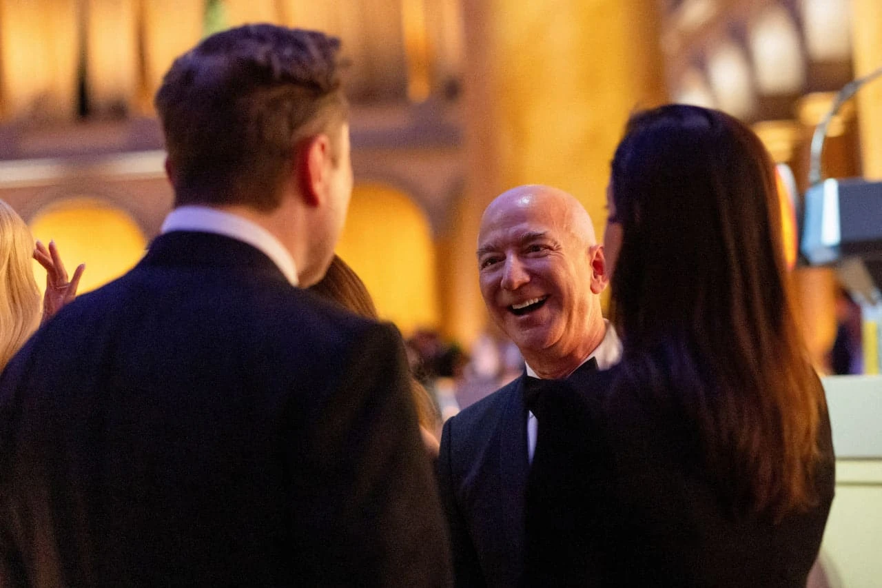 Основатель Amazon Джефф Безос и гендиректор Tesla Илон Маск на ужине в честь инаугурации Трампа 19 января / Фото: REUTERS/Carlos Barria