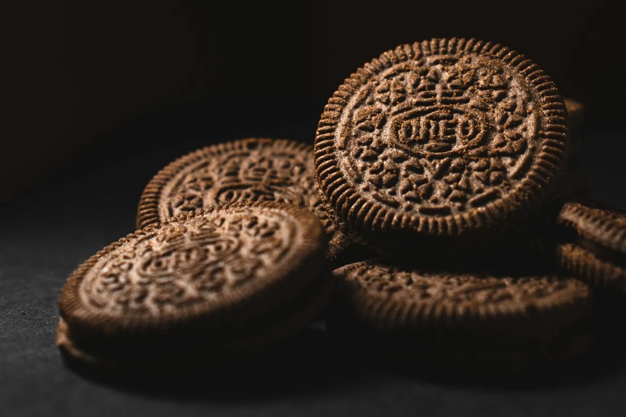 Американская Mondelez, выпускающая печенье Oreo, потеряла 20% стоимости акций из-за подорожания какао / Фото: Unsplash / ABHISHEK HAJARE