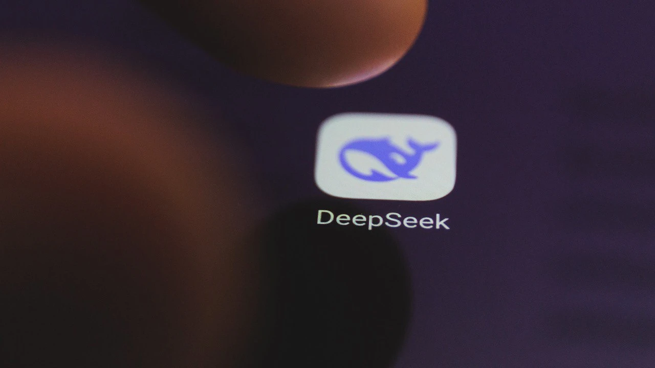 Популярность и дешевизна ИИ-модели от DeepSeek стала поводом для обвала американских акций и состояний миллиардеров списка Forbes / Фото: Shutterstock