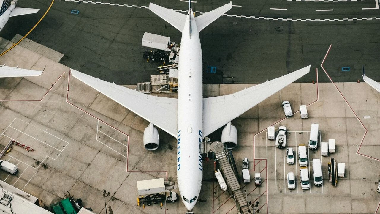 Boeing спрогнозировал, что вернется к положительному свободному денежному потоку уже во второй половине 2025 года/ Фото: Unsplash/ Chris Leipelt