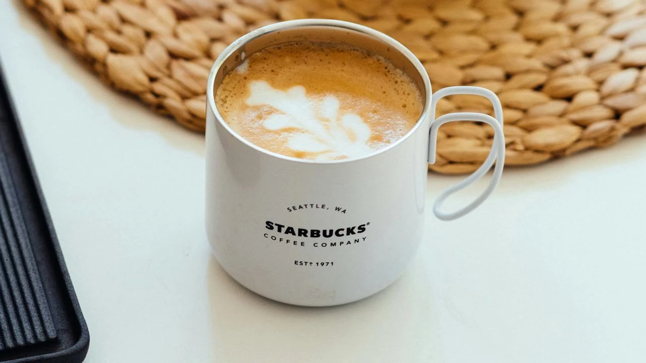 Выручка Starbucks удержалась на уровне прошлого года благодаря росту среднего чека, несмотря на снижение сопоставимых продаж / Фото: Unsplash/Samule Sun