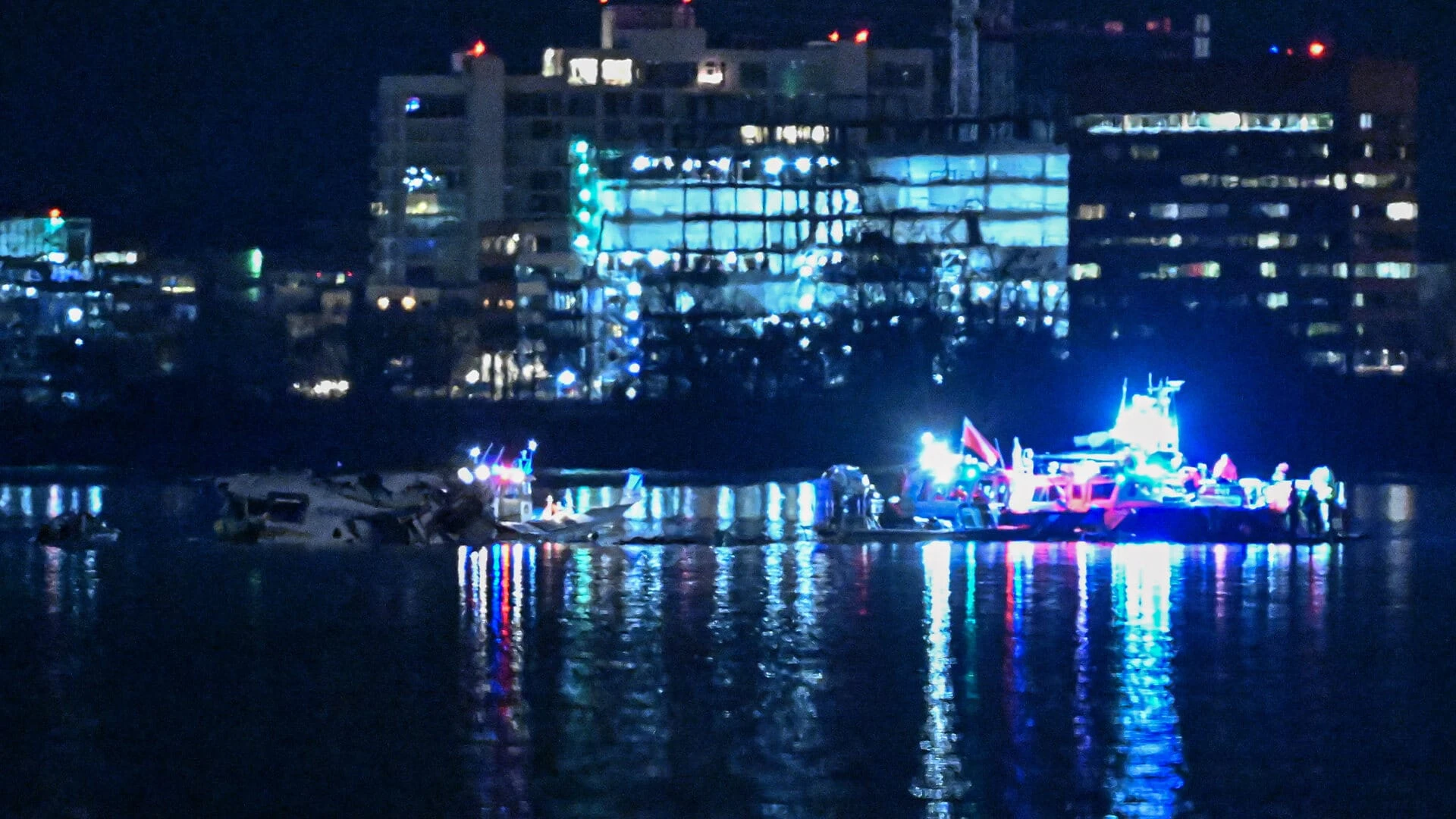 В крупнейшей авиакатастрофе в США более чем за 20 лет погибли 67 человекФото: Anadolu Agency/Reuters