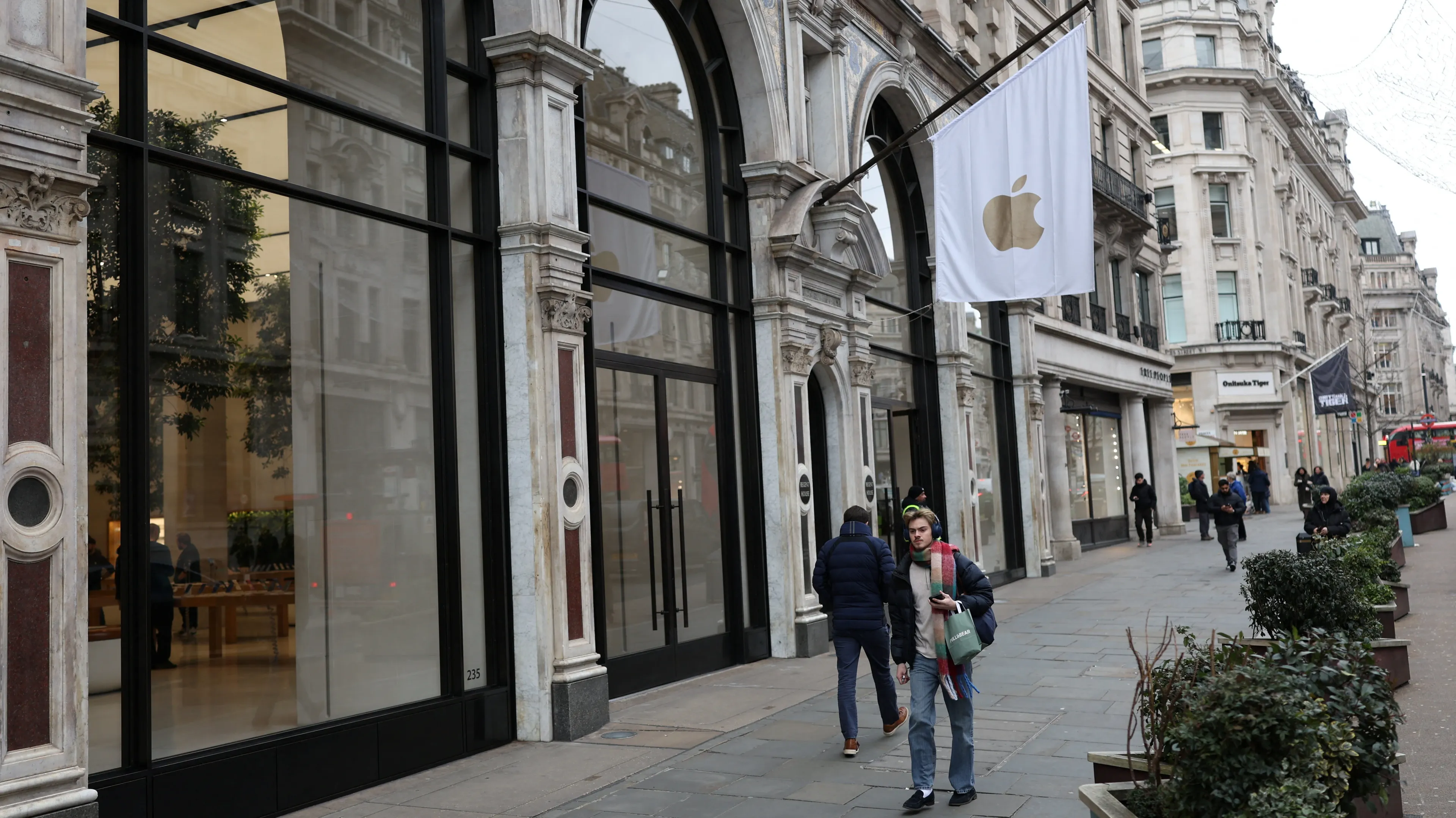 Несмотря на падение продаж в Китае и слабый спрос на новый iPhone, Apple превзошла прогнозы Уолл-стрит по выручке и прибыли / Фото: Reuters/Isabel Infantes