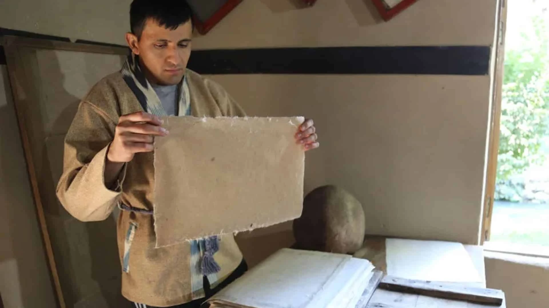 Демонстрация изготовления бумаги. Бумажная фабрика «Meros» (Наследие), Конихиль, Самарканд, Узбекистан/Alamy