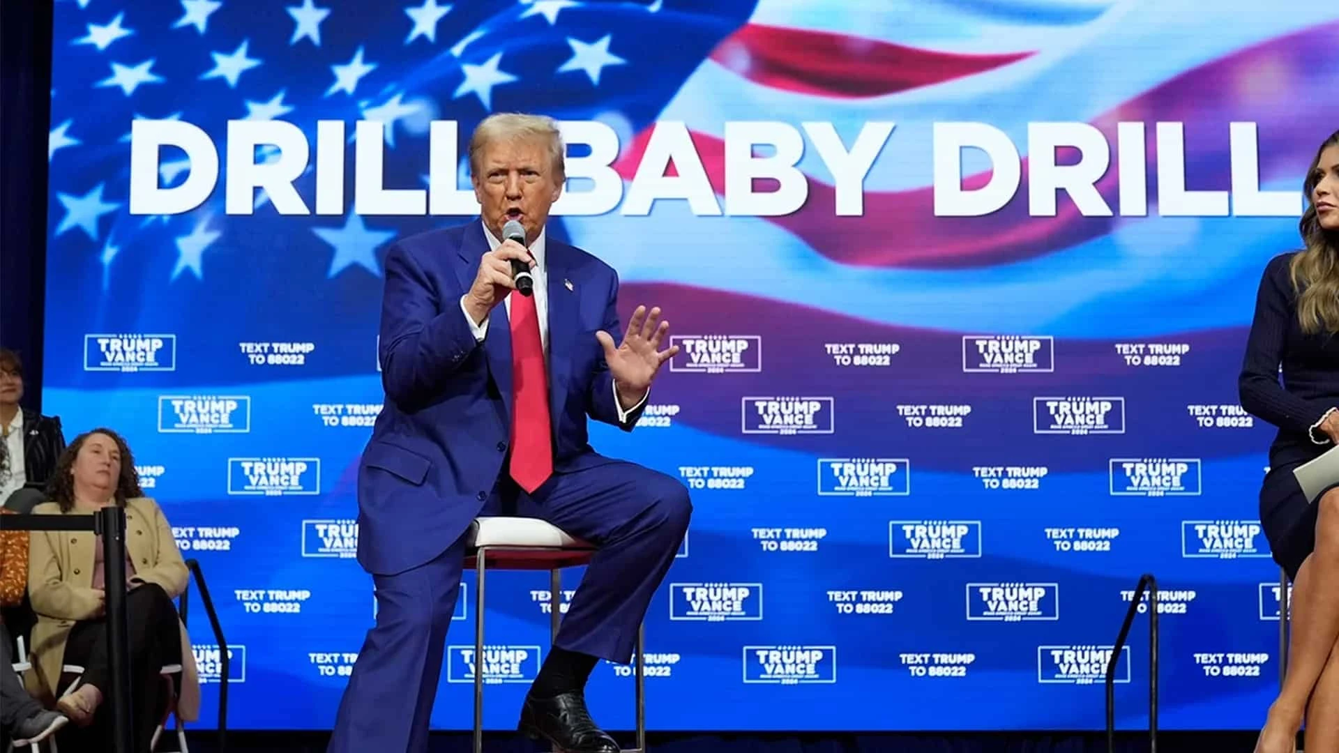 Президент США Дональд Трамп хочет увеличить добычу нефти и снизить цены на нее. Фото: AP Photo/Alex Brandon