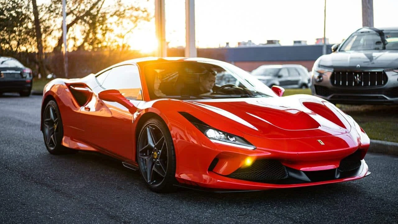 Ferrari планирует достичь верхней границы большинства целевых показателей по прибыльности на год раньше, чем планировалось / Фото: Unsplash/Brandon Atchison