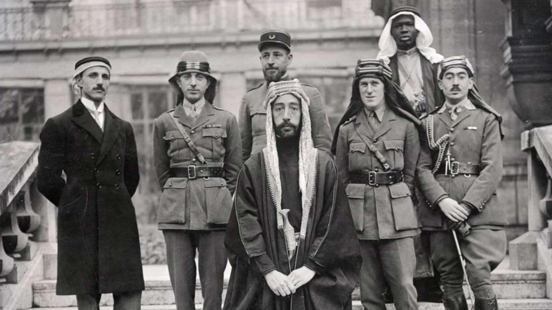Делегация эмира Фейсала в Версале во время Парижской мирной конференции 1919 года. Слева направо: Рустум Хайдар, Нури ас-Саид, принц Фейсал, капитан Пизани (позади Фейсала), Т. Э. Лоуренс, неизвестный член его делегации, капитан Тахсин Кадри/Wikimedia commons
