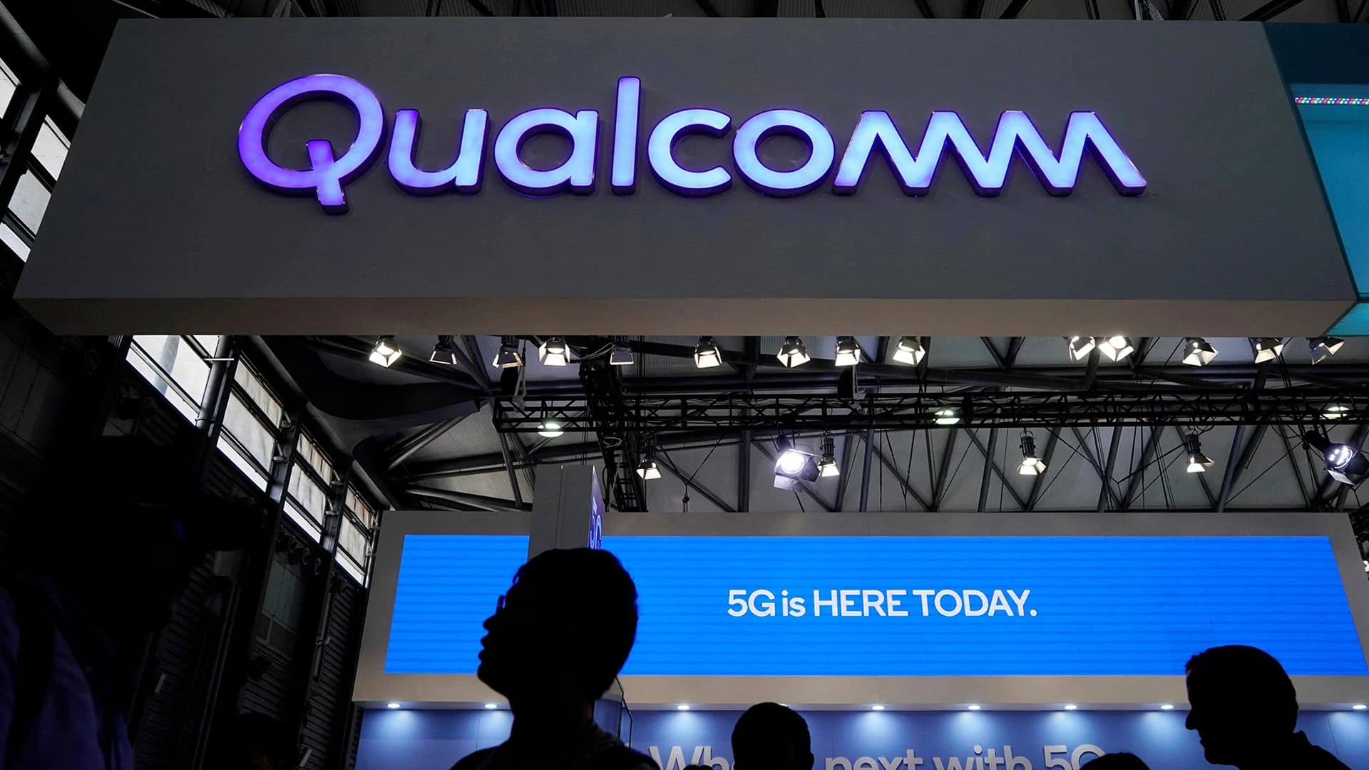 Qualcomm грозит потеря значительной части выручки после перехода Apple на 5G-чипы собственного производства / Фото: Reuters/Aly Song