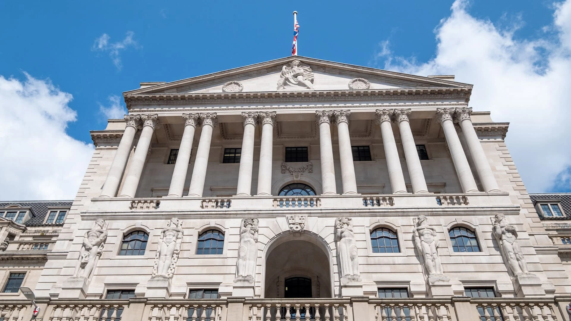 Банк Англии снизил ключевую ставку, но ухудшил прогноз по инфляции/ Фото: Shutterstock