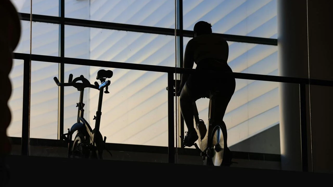 Peloton превзошла ожидания Уолл-стрит по выручке и скорректированной EBITDA за второй квартал 2025 финансового года/ Фото: Unsplash/ Joshua Sukoff