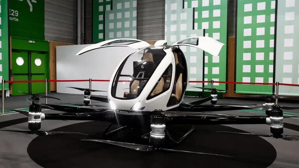 Unlike its peers, the Chinese company EHang has already received the necessary certifications for its autonomous air taxi. / Photo: REUTERS/BENOIT TESSIER