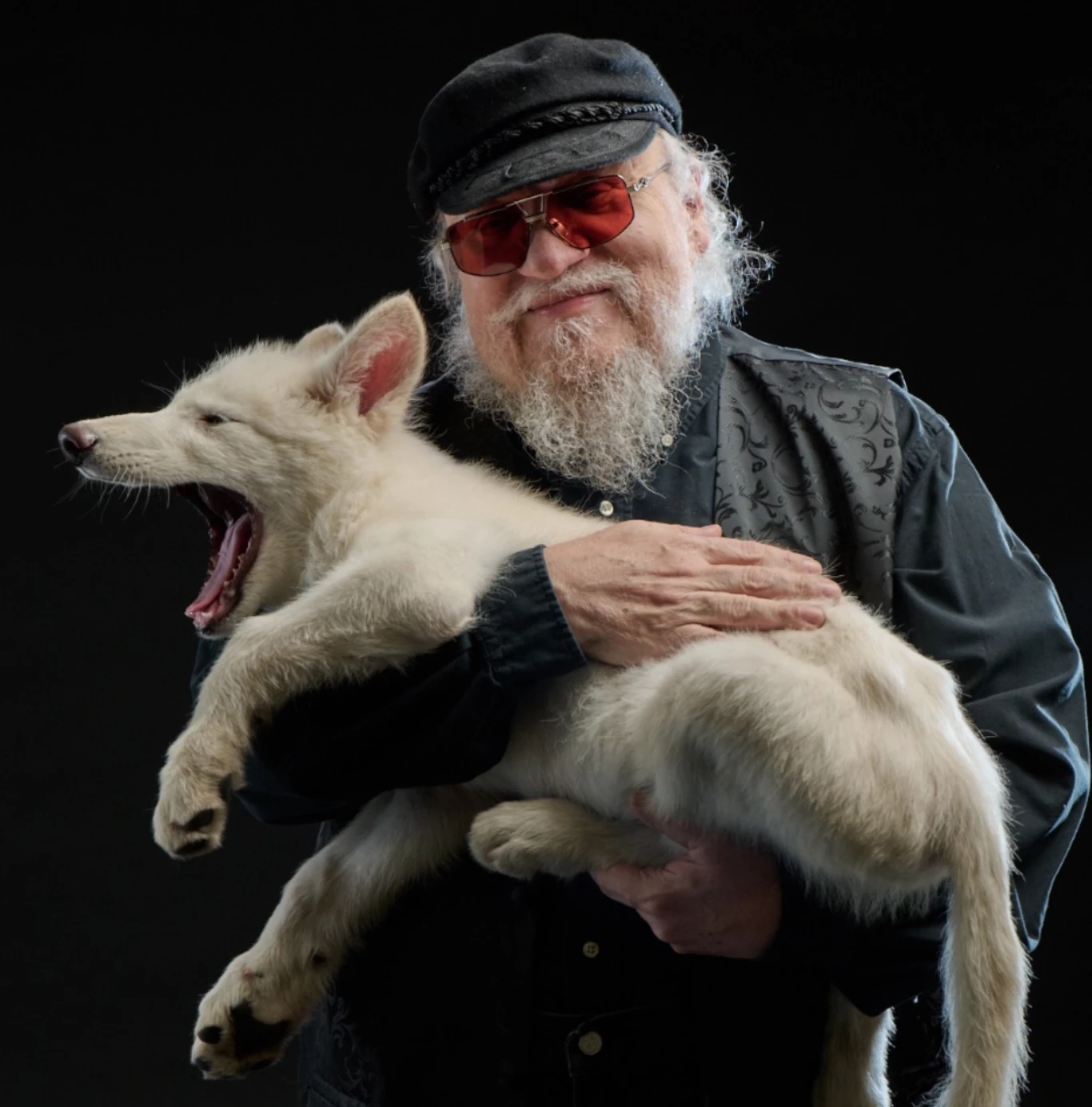 Писатель Джордж Мартин позирует с лютоволком. Фото: georgerrmartin.com