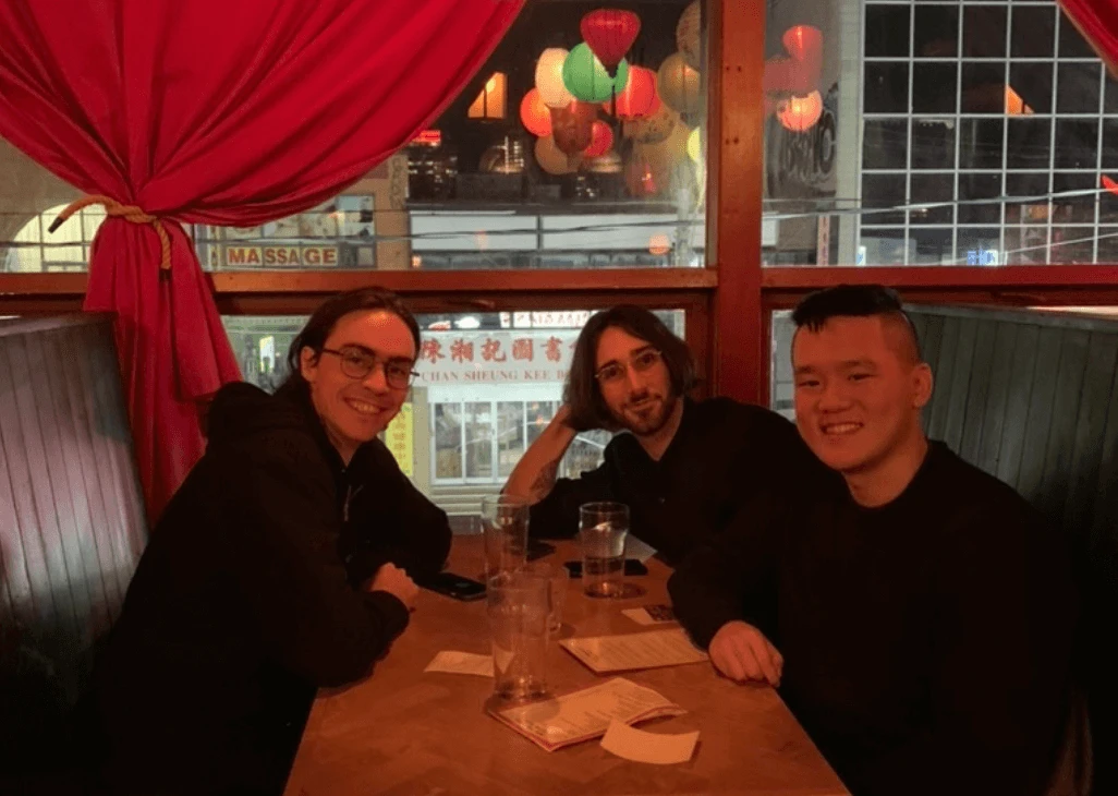 Это фото сооснователь и глава Cohere Эйдан Гомес опубликовал в посте о пятилетии Cohere в октябре 2024 года. На нем он с двумя соучредителями компании Ником Фросстом (слева) и Эйваном Чжаном (справа). Фото: @aidangomez / X