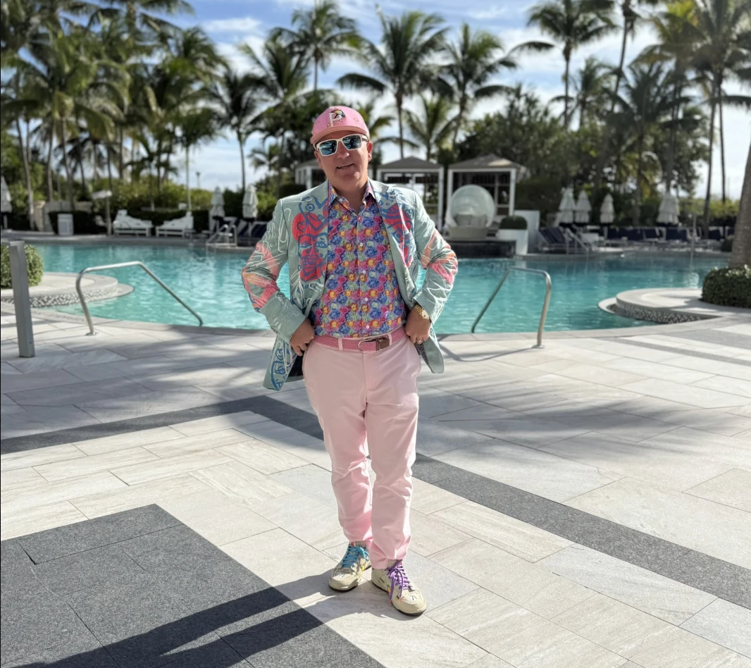 Дэн Айвз известен не только оптимизмом в отношении технологических акций, но и смелым стилем одежды / Фото: X / DivesTech