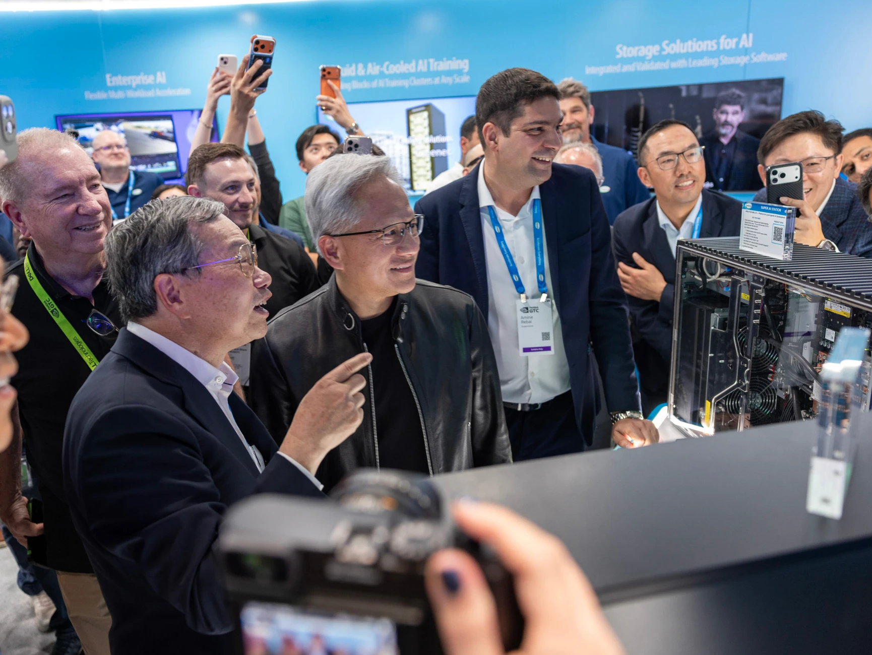 Глав Nvidia и Supermicro Дженсена Хуанга и Чарльза Ляна связывают теплые отношения. Фото: Supermicro / X