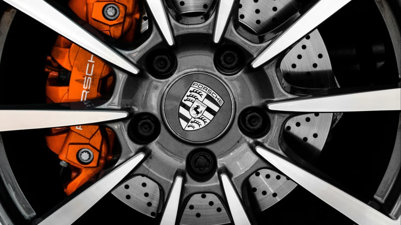 Porsche планирует сократить сотрудников / Фото: Unsplash / Ben Hessler