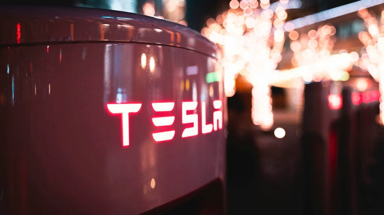 Запуск системы помощи водителю помог бы Tesla увеличить продажи на крупнейшем авторынке / Фото: Unsplash/Paul Steuber