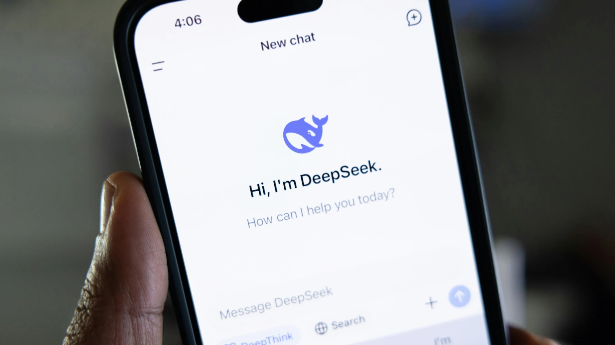 То, что DeepSeek достигла уровня, сравнимого с американскими моделями ИИ, – предсказуемый результат политики США и Запада, считает технологический инвестор Чарльз Фергюсон. Фото: Solen Feyissa/Unsplash