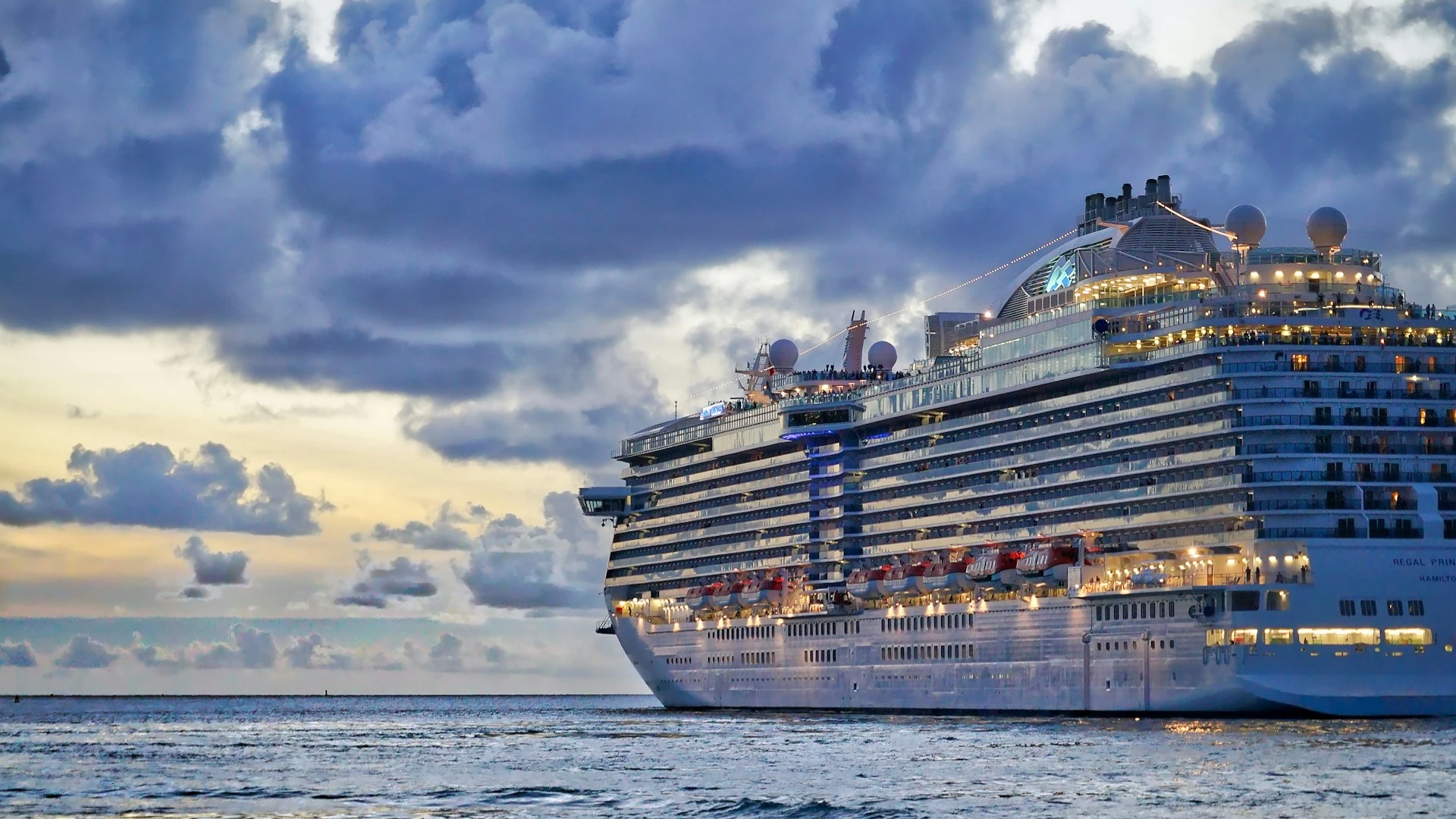 Stifel рекомендует покупать акции круизных компаний, упавшие в цене после заявлений из Вашингтона / Фото: Unsplash/Peter Hansen