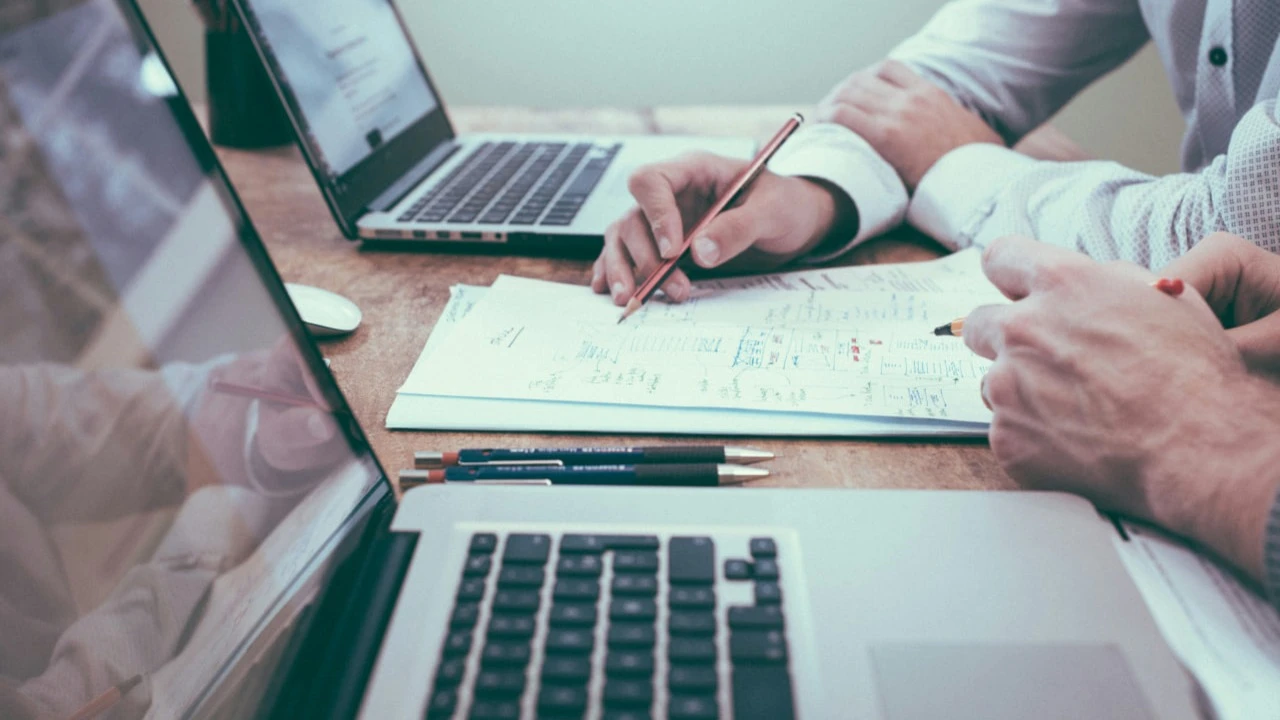 В фокусе внимания инвесторов — предварительные индексы деловой активности / Фото: Unsplash/Scott Graham